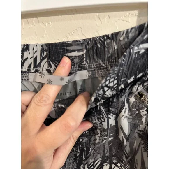 Y Athleta Ruched Hem Black & White Tropical Print Athletic Leggings - Picture 10 of 12